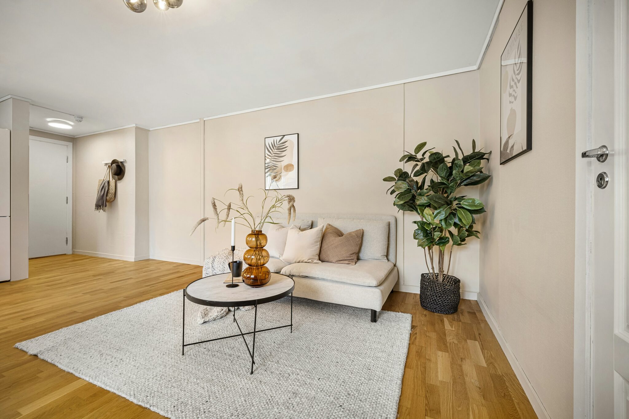 Intérieur lumineux avec un canapé et des plantes — visuel publié sur aerpsy.ch